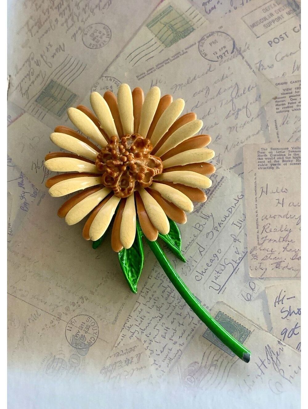 Vintage Enamel Charming Daisy Flower Brooch in Great Condition Green Stem Leaves